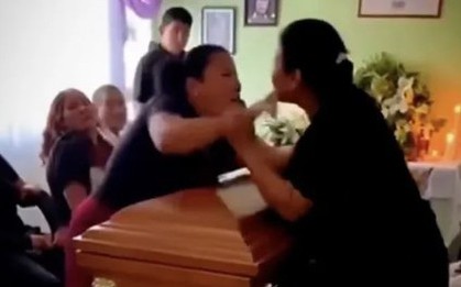 Tang lễ đang diễn ra, 2 phụ nữ bỗng lao vào nhau trước quan tài khiến người thân hoảng hốt: Vì lý do này