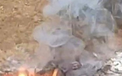 VIDEO: Đám cháy liên tục xuất hiện trên nền bê-tông vào thời điểm nắng nóng