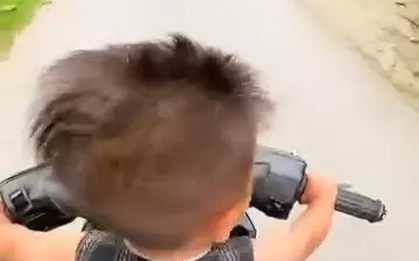 Triệu tập thanh niên thả hai tay, để cháu bé hơn 1 tuổi cầm lái xe máy khi đổ đèo