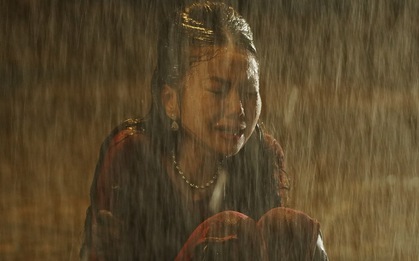 Siêu mẫu Thanh Hằng ngồi bệt vỉa hè, khóc nức nở dưới mưa lúc 4h sáng