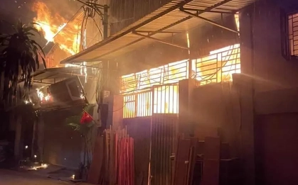 Hà Nội: Xưởng gỗ ở làng nghề Liên Hà bốc cháy ngùn ngụt
