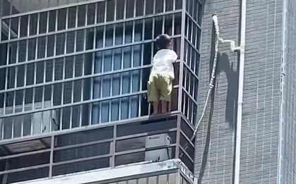 Người dân kinh hãi khi thấy bé trai đu mình trên tòa nhà chung cư
