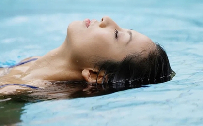 Đi bơi mùa hè mà lười làm 3 việc này: Tóc không chỉ xơ xác như rơm mà còn biến màu kinh dị