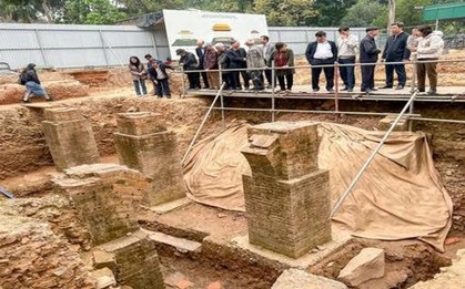 Đào đất, người dân Việt Nam phát hiện vật hình trụ dày màu vàng lạ, chuyên gia xác nhận báu vật lớn nhất lịch sử