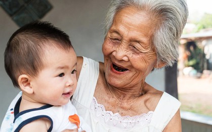 Không phải cứ "cháu hư tại bà", nếu ông bà và bố mẹ phối hợp nuôi dạy kiểu này thì trẻ thông minh hơn hẳn bố mẹ cùng trang lứa!