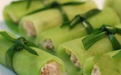 Eo bánh mì, mỡ bụng xập xệ muốn siết cân thì nạo mỏng quả bí xanh rồi cuộn theo cách này, da mướt mượt, vòng hai thon gọn thấy rõ