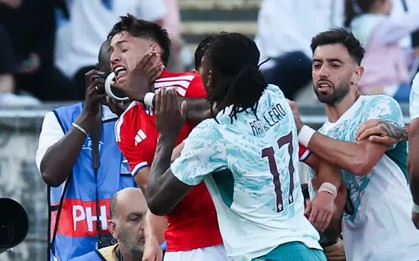 Hỗn chiến kinh hoàng trước World Cup: Sao Bồ Đào Nha bóp cổ, tát đối thủ phải nhận thẻ đỏ trực tiếp!