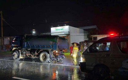 Xe máy chở 3 tông vào đuôi xe tải, 2 người tử vong