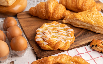 Người phụ nữ 50 tuổi bị loãng xương vì thường xuyên ăn bánh mì, bác sĩ tiết lộ 1 thủ phạm