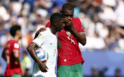 Cầu thủ Maroc che miệng nói chuyện với Dembele thách thức luật FIFA, "vua áo đen" ngó lơ gây phẫn nộ?