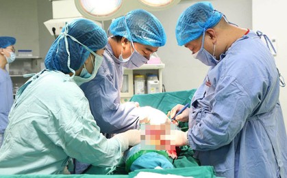 Bỏ qua thủ tục, mổ khẩn cứu thanh niên bị tai nạn nguy kịch không người thân