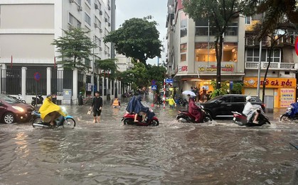 Hà Nội lý giải cảnh ngập cục bộ một số tuyến đường sau nửa giờ mưa lớn