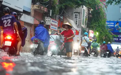 Mưa xối xả đúng giờ tan tầm, nhiều tuyến phố Hà Nội ngập cục bộ