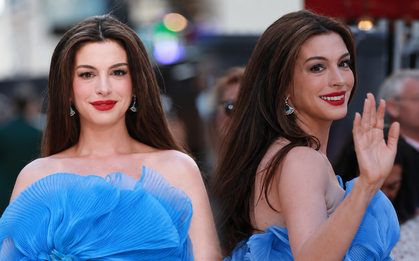 Anne Hathaway tỏa sáng với đôi hoa tai ngọc lam biểu tượng của Bvlgari trên thảm đỏ The Odyssey
