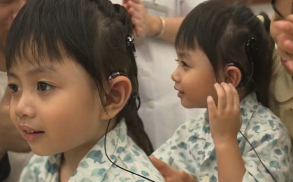 Bé gái Hà Nội lần đầu nghe được tiếng nói của mẹ: Ca cấy điện cực ốc tai gây xúc động tại Bệnh viện Nhi