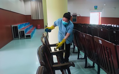"Làm sao mang 1 cốc nước đầy đi 100m mà không đổ một giọt?" - Dàn học bá nghĩ đủ cách, bác lao công chỉ nói 3 chữ