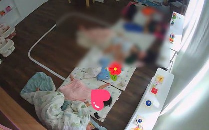 Trích xuất camera lớp học, bà mẹ Hà Nội lặng người: Công nhận tâm lý các cô vững thật!