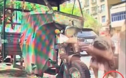 Dời chiếc xe đang chiếm chỗ, chủ ô tô quay lại tái mặt khi phát hiện thứ đáng sợ dưới bánh xe