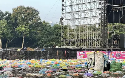 Khẩn trương dọn rác sau concert Những Thành Phố Mơ Màng