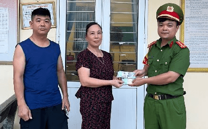 Phát hiện cọc tiền mặt 500k nằm chỏng chơ ở chợ, người phụ nữ lập tức trình báo cơ quan chức năng
