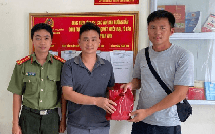 Tài khoản đột ngột nhận được 200.200.000 đồng không rõ người chuyển, Vũ Văn Thìn SN 1988 lập tức rút toàn bộ tiền mặt rồi báo công an
