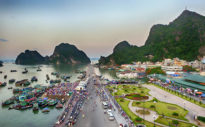 Cảnh tượng "30 năm mới có" ở vịnh Hạ Long xuất hiện trở lại: Ai được đi, giá vé thế nào?