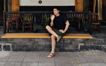 Người đàn ông gia thể khủng ở Hà Nội bỏ việc lương 20 triệu sáng đi bán cafe, tối đi hát