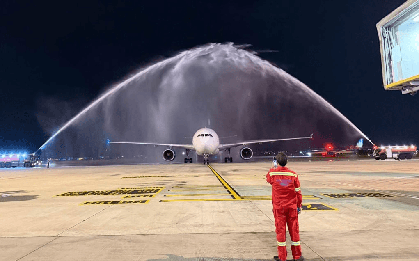 Ngày 13/7, sân bay Nội Bài thực hiện nghi thức phun vòi rồng đón 1 máy bay lạ hạ cánh