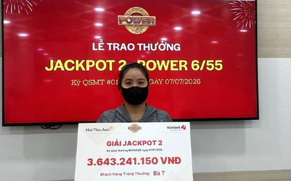 Người phụ nữ TP.HCM trúng Vietlott hơn 3,6 tỷ đồng, không đeo mặt nạ khi nhận giải