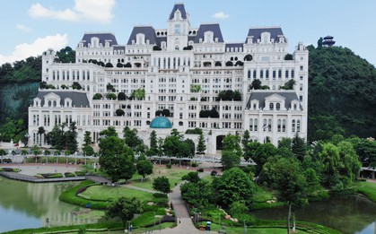 Số phận kỳ lạ của căn biệt thự màu trắng “mọc” giữa vùng quê, 12 tầng trị giá 9.500 tỷ nhưng chủ nhân vẫn là ẩn số
