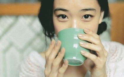Vì sao nên uống nước ấm ngay sau khi thức dậy buổi sáng?
