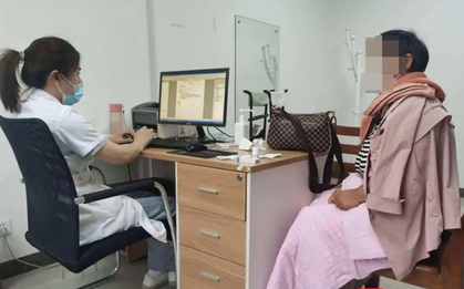 Mặc 4 chiếc áo len giữa thời tiết nóng như thiêu đốt, người phụ nữ vẫn run rẩy khắp người