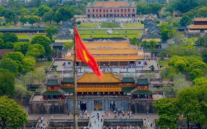 Dừng tham quan di tích Huế với du khách mặc phản cảm, bay flycam trái phép