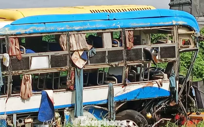 Vụ xe khách lao khỏi cao tốc: "Nhiều người đập kính ô tô cầu cứu"