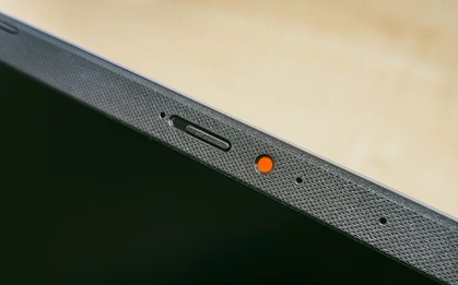 Chấm đỏ bí ẩn trên webcam laptop: Đừng vội hoảng sợ nghĩ mình đang bị theo dõi!