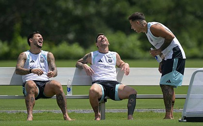 Messi lại bị bắt gặp ngồi "nhìn trời, nhìn đất, nhìn mây", cười tươi rói trước trận đối đầu Lamine Yamal
