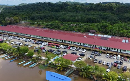 Ngôi nhà dài 250m có 780 người chung sống: Cứ có người cưới là lại nối dài thêm, đã tồn tại gần 100 năm