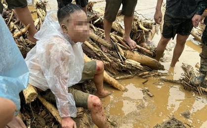 Vừa được cứu khỏi dòng lũ, người đàn ông thất thần tìm vợ và con mất tích