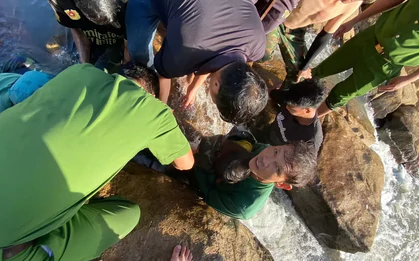 Giây phút nghẹt thở giải cứu bé gái mắc kẹt dưới vách đá giữa dòng nước chảy xiết