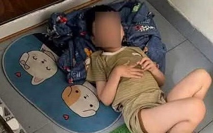 Giáo viên mầm non bị tố bắt trẻ ngủ trước cửa nhà vệ sinh: Bé làm ồn, không ngủ trưa nên bị cô phạt