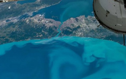 Ảnh hiếm vùng biển đổi màu từ vũ trụ: Vòng xoáy xanh khổng lồ hiện rõ, NASA phải chú ý