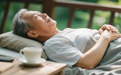 Quan niệm "ngủ trưa" 30 phút đã bị bác bỏ; một bác sĩ cho biết: Đối với người trên 70 tuổi, hãy cố gắng tuân thủ 4 quy tắc này khi ngủ