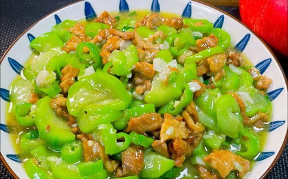 Cặp vợ chồng ngộ độc nguy kịch sau bữa tối, bác sĩ thở dài: Mướp, bầu, bí có 1 dấu hiệu ăn vào ngang "thuốc độc"
