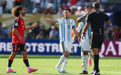 Messi bị chê "trẻ con" khi mách trọng tài, đòi thẻ đỏ cho cầu thủ Tây Ban Nha