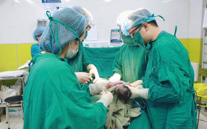 Hành trình 22 ngày giữ tam thai nghẹt thở: Mẹ Hà Nội sinh 3 con an toàn, bác sĩ cuối cùng được thở phào trong ca tam thai tự nhiên hiếm gặp