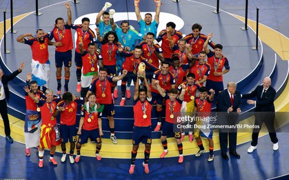 Vì sao các cầu thủ Tây Ban Nha mang những lá cờ khác nhau lên bục nhận cúp vô địch World Cup?