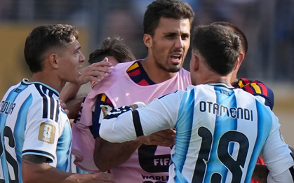 Khẩu chiến dữ dội: Cầu thủ Argentina gằn giọng chất vấn đội trưởng Tây Ban Nha vì "cả tuần nay các cậu chỉ biết khóc lóc về trọng tài"