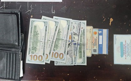 Phát hiện 6 tờ tiền mệnh giá 100 USD trong chiếc ví ở chân cầu Tham Lương, người đàn ông ở TP.HCM nhanh chóng báo công an