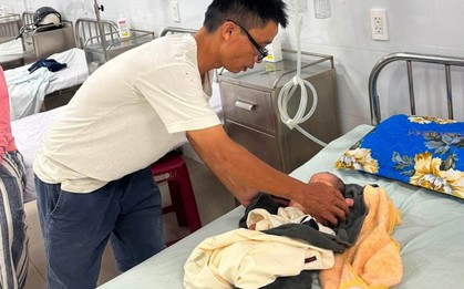 Cháu bé đi đá bóng phát hiện một trẻ sơ sinh nằm ở lề đường, công an phường đang xác minh nhân thân