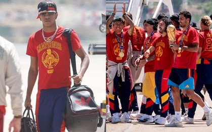 ĐT Tây Ban Nha vinh quang mang cúp vàng World Cup về nước, Lamine Yamal chiếm spotlight với phong cách "boy phố"